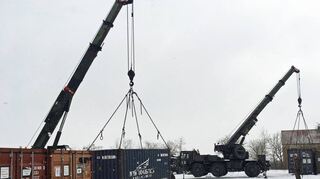 Eine mehrtägige Übung stand für die Soldaten des Logistikbataillons 461 auf dem Programm. Das Bild zeigt einen Containerumschlag im Einsatzraum der Nachschubkompanie in Wolferstetten.