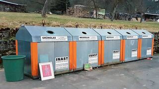 Den Standort der Glascontainer an der Assamstadter Asmundhalle nutzen einige Zeitgenossen, um ihren Müll zu entsorgen. Dieses Verhalten einiger weniger hat Bürgermeister Joachim Döffinger in der montäglichen Gemeinderatssitzung sehr verärgert.