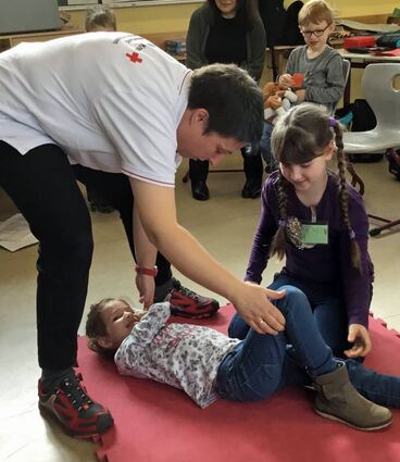 Wie sie im Notfall helfen können, lernten die Kinder der Dertinger Mandelberg-Grundschule im Erste-Hilfe-Kurs.