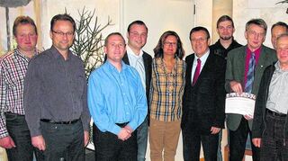 <p>Der CDU-Stadtverband Niederstetten ehrte im Beisein vom stellvertretenden Kreisvorsitzenden Andreas Lehr (Vierter von links) und vom Landtagsabgeordneten Wolfgang Reinhart (Sechster von links) langjährige CDU-Mitglieder. Geehrt wurde unter anderem der stellvertretende Stadtverbandsvorsitzende Wolfgang Dornberger (Achter von links) für 20-jährige Mitgliedschaft.</p>