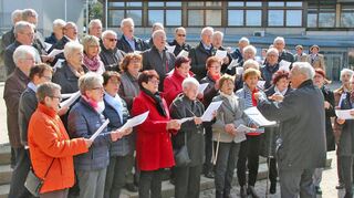 Chorgemeinschaft (links) und Stadt- und Feuerwehrkapelle pflegten an Ostern eine lange Tradition: Sie stellten auf dem Marktplatz in Osterburken ihr Können unter Beweis.
