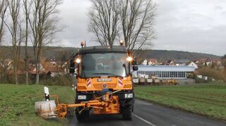 Nach der Kälteperiode beginnt für die Mitarbeiter des Wertheimer Baubetriebshofs derzeit der Frühjahrsputz. Dazu gehört auch das Säubern der Leitpfosten.