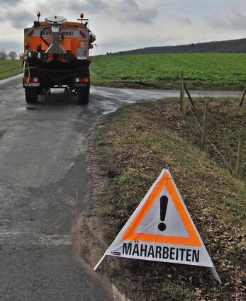 Mit den warmen Tagen treiben die Pflanzen wieder aus. Mäharbeiten beschäftigten die Mitarbeiter des Baubetriebshofs das ganze Jahr über.