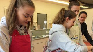 Michelle Lösch, Sarah Kirchschlager, Vanessa Schneider und Fachlehrerin Claudia Staiger beim Üben für den Kochwettbewerb.