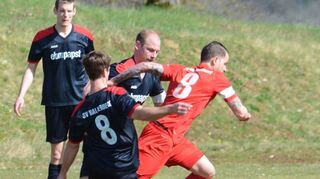 Der SV Waldhausen (in rot) hatte auch gegen den SV Ballenberg die Nase vorn. Im Spitzenspiel gegen Hettingen will man den Vorsprung vergrößern.