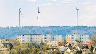 Die Windräder an der Roten Steige wirken so, als stünden sie direkt hinter den Wohnblöcken des Rollhofs. Sie tragen dazu bei, dass bald Schwäbisch Hall beim Strom kaum noch CO ausstößt. Allerdings stehen die Windräder vor allem bei den Michelbachern in der Kritik.