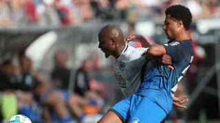 Hoffenheims Serge Gnabry (r.), hier im Duell mit Jetro Willems, erzielte den Ausgleich zum 1:1.