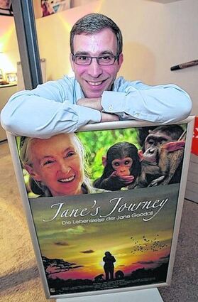 <p>Filmproduzent Matthias Triebel zeigt ein Plakat für den Dokumentarfilm "Jane's Journey"-</p>