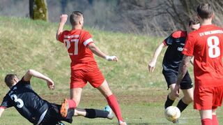 Voller Einsatz ist ist beim SV Ballenberg (schwarze Trikots) nötig, will er das Kellerduell gegen den TSV Buchen II gewinnen.