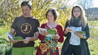 Mit großem Interesse schmökern (von links) Harald Xander (Verleger), Angelika Haag (Autorin) und Sarah Fischer (Layout) in dem Buch.