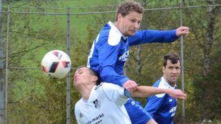Vollen Einsatz muss der SV Ballenberg (blaue Trikots) im Heimspiel gegen Hettingen bringen, um nicht unter die Räder zu kommen.