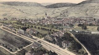 Eine seltene Lithographie zeigt eine Gesamtansicht von Königshofen mit dem Bahnhof und den zugehörigen Bauwerken wie Güterhalle, Lagerhaus, Stellwerk 1, Dienstwohngebäude, Gasthaus Holler, Gasthaus Epp.