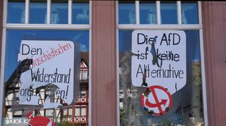 Auf die Fensterscheiben des AfD-Büros am Tauberbischofsheimer Marktplatz klebten die rund 40 Angreifer Plakate mit Parolen der antifaschistischen Bewegung.