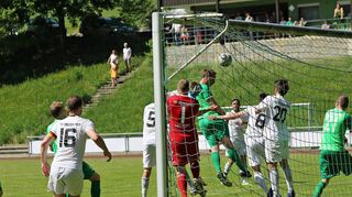 Das 0:1 gegen Mulfingen fiel nach einer Ecke; Obersontheims Dennis Eder konnte am langen Pfosten unbedrängt einköpfen.