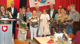 Plesders Bürgermeisterin Evelyne Glory (Dritte von links) und ihr Ahorner Kollege Elmar Haas (Vierter von links) inmitten der deutsch-französischen Freunde.