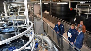 Imposante Anlage: Das neue Wasserwerk Taubertal läuft derzeit im Probebetrieb. Das Bild zeigt (von rechts) Verbandsvorsitzenden Wolfgang Vockel, den kommissarischen Geschäftsführer Gerhard Gräf sowie die beiden Techniker des Wasserwerks, Lukas Kolmstetter und Klaus Treutlein.