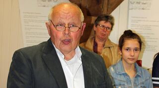 Blick „von außen“: Helmut Fehler führte mit viel Hintergrundwissen in die Thematik der Ausstellung ein.