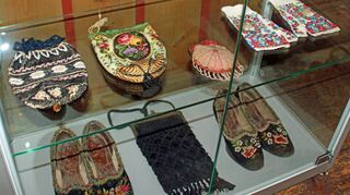 Bestickte Schuhe, Täschchen, Handschuhe: Unglaublich viel Arbeit steckt in den von Hand gefertigten Festtagsstücken.