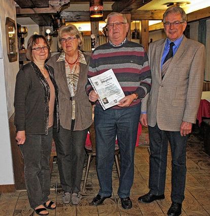 <p>Das Ehepaar Erna und Helmut Burg aus Mönchengladbach verbringt seit 35 Jahren den Urlaub in Hettigenbeuern. Das Bild zeigt die Beiden mit Ortsvorsteher Günther Müller und Ruth Breunig vom Landhotel "Löwen".</p>