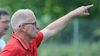 Trainer Edgar Baumann zeigt die Richtung an: Mit einem Sieg in Hettigenbeuern will die SpG Sennfeld/Roigheim den Kreisliga-Aufstieg perfekt machen.