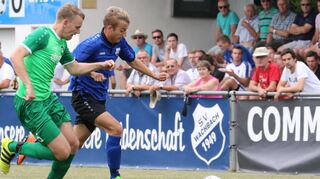 Torjäger Felix Gutsche (in Blau, 24 von insgesamt 59 Wachbacher Toren erzielt) will mit dem SVW über die Relegation in die Landesliga Württemberg stürmen.