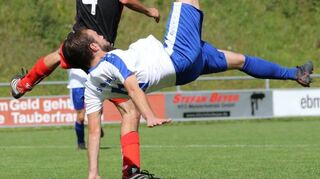 Spielertrainer Christoph Tremmel (hier beim Fallrückzieher) setzt im morgigen Entscheidungsspiel auf die mannschaftliche Geschlossenheit seines Teams.