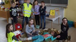 Wie verhält man sich bei einem Notfall? Unter dem Motto „Kinder helfen Kindern“ wurden neun Ersthelfer ausgebildet.