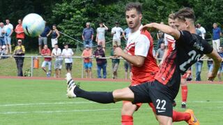 Die Spielvereinigung Neckarelz (im Bild mit der Nummer 22 Veton Ahmeti) kassierte im entscheidenden Relegationsspiel eine 1:4-Niederlage.