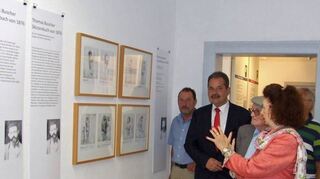 Beim Museumsfest in Gamburg stellte Charlotte Baumann-Hendriks (vorne), Urgroßnichte von Thomas Buscher, Reproduktionen aus dem Skizzenbuch ihres Vorfahren vor.