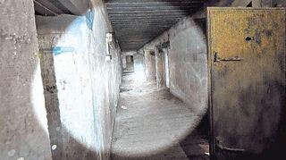 Überraschung im östlichen Ende der Autobahnbrücke Mannheim-Sandhofen: Im Licht der Taschenlampe tauchen gasdichte Türen auf, die zu einer Bunkeranlage gehören.