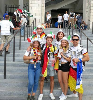 Fans aus dem Taubertal bei der WM in Russland: Dieter Schädle und Frau Andrea (hinten) mit Sohn Kristofer und Freundin Sophia Krappatsch sowie Tochter Samira mit Freund Thomas Hofmann.