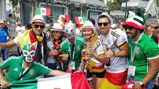 Gute Stimmung: Mit den Fans anderer Mannschaften (hier von Mexiko) gab es für die Familie Schädle in Russland tolle Begegnungen.