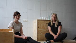 Carina (links) und Ines im Inneren ihres kleines Werkstatt-Cafés.