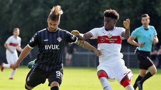 Kickers-Spieler Dominic Baumann (links) im Duell mit seinem Kontrahenten Benedict Dos Santos.