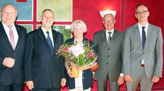 Der bisherige Direktor, Martin Autenrieth (Zweiter von links) und sein Nachfolger Daniel Christof Rogler (rechts) mit (von links) OB Udo Glatthaar, Autenrieths Lebenspartnerin und Friedrich Unkel, Präsident des Landgerichtes Ellwangen.