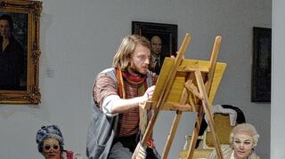 <p>Die Zeitebenen überlagern sich: Der junge Diego (Dominik Meder) wird von den beiden als Commedia dell'arte-Figuren gekleideten Sängern (Anke Endres und Markus Francke) beim Malen der "Rokeby Venus" beobachtet.</p>