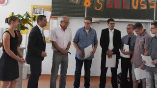 Die fünf Absolventen der Werkrealschule in Grünsfeld, Marvin Pfneisl, Philipp Kothe, Pawel Kuklinski, Klaus Kaltenbach und Tobias Reinhard, wurden als letzte Werkrealschüler von Klassenlehrerin Vera Kowarsch, Schulleiter Uwe Schultheiß (Zweiter von links) und Konrektor Bernd Mittnacht (Dritter von links) feierlich verabschiedet.