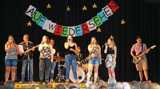 In die Schulband um Burkhard Schäffner reihten sich ehemalige Schüler ein, die extra für die Verabschiedung noch einmal an die „Alte Steige“ kamen.