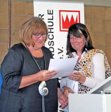 Lobende Abschiedsworte galten der scheidenden Leiterin der Frankenlandschule, Oberstudiendirektorin Felizitas Zürn (links). Als ihr Nachfolger wurde Studiendirektor Torsten Mestmacher (rechts) willkommen geheißen. Das Bild zeigt sie mit der Leiterin der Abteilung Schule und Bildung im Regierungspräsidium Karlsruhe, Anja Bauer.