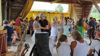 In der Bürgstadter Dreschhalle spielten am Abend alle Musiker gemeinsam zum Tanz auf.