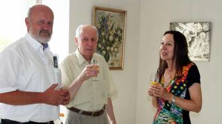 Bürgermeister Robert Melber (links) zusammen mit den Kindern des Malers Georg Merkel, Dr. Franz Merkel und Margrit Hessenauer.