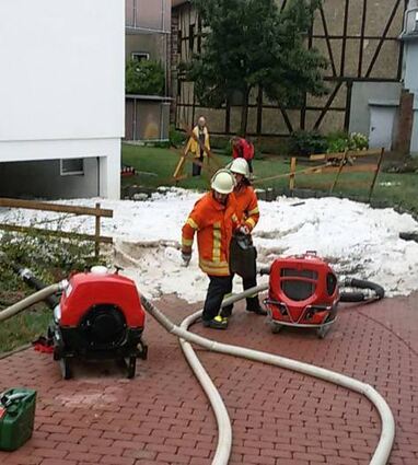 Mitglieder der Feuerwehr legten Räume trocken und schafften aufgetürmte Ha-gelberge weg.