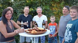 Helfer und Betroffene an einem Tisch bei dem von der Stadt Külsheim als Dankeschön für die Einsatzkräfte organisierten gemütlichen Beisammensein.