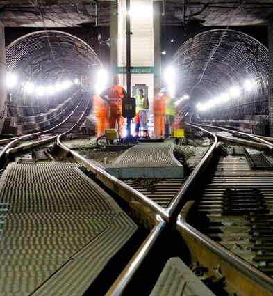 Arbeiter werken am frühen Morgen im Frankfurter S-Bahn-Tunnel.