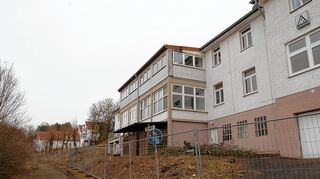 <p>Umgenutzt werden soll die ehemalige Jugendherberge in Wohnungen. Auf dem Gelände südlich davon (links) soll Platz für drei Wohnhäuser entstehen.</p>
