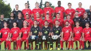 Der neue Kader des TSV Ilshofen, hintere Reihe (von links): Silas Probst (Athletiktrainer & Physiotherapeut), Maximilian Egner, Julian Baumann, Lamar Yarbrough, Baba Mbodji, Lukas Lindner, Lukas Lienert, Darko Lucic (Teambetreuer); mittlere Reihe (von links): Ralf Kettemann (Spielertrainer), Dario Caeiro (Vorsitzender Fußball Herren), Uwe Schips (Torwart-Trainer), Michele Varallo, Carl Murphy, Moritz Lindner, Benjamin Kurz, Dominik Rummler, Florian Bader (Medien & Kommunikation), Hermann Jessensky (Teambetreuer), Julian Metzger (Co-Trainer); vordere Reihe (von links): Lars Fischer, Marc Feinauer, Marcel Hossner, Valentin Dambach, Karel Basco Nowak, Jonas Wieszt, Ramazan Kandazoglu, Florian Weidner und Niklas Wackler. Auf dem Bild fehlt: Kevin Lehanka.