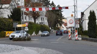 Nicht schön, aber zweckmäßig: Das Höhentor nach dem Zipf-Kreisel wurde abgebaut. Es war eine mechanische Barriere für Fahrzeuge und Lastzüge, die höher als 3,40 Meter sind.