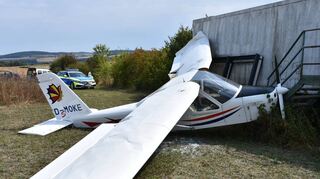 Durch plötzlich auftretenden Querwind stürzte das Ultraleichtflugzeug ab und krachte nach rasanter Fahrt in den abgestellten Container.