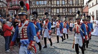 Mit dem Bieranstich und dem Festumzug durch die Miltenberger Innenstadt hat am Wochenende die Michaelismesse begonnen.