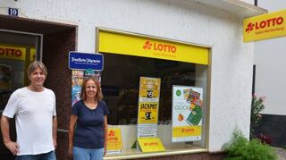 Stolz stehen Inhaber Heinz Keilbach (links) und Filialleiterin Sieglinde Scherer vor der frisch ausgezeichneten Lotto-Annahmestelle in der Fußgängerzone.